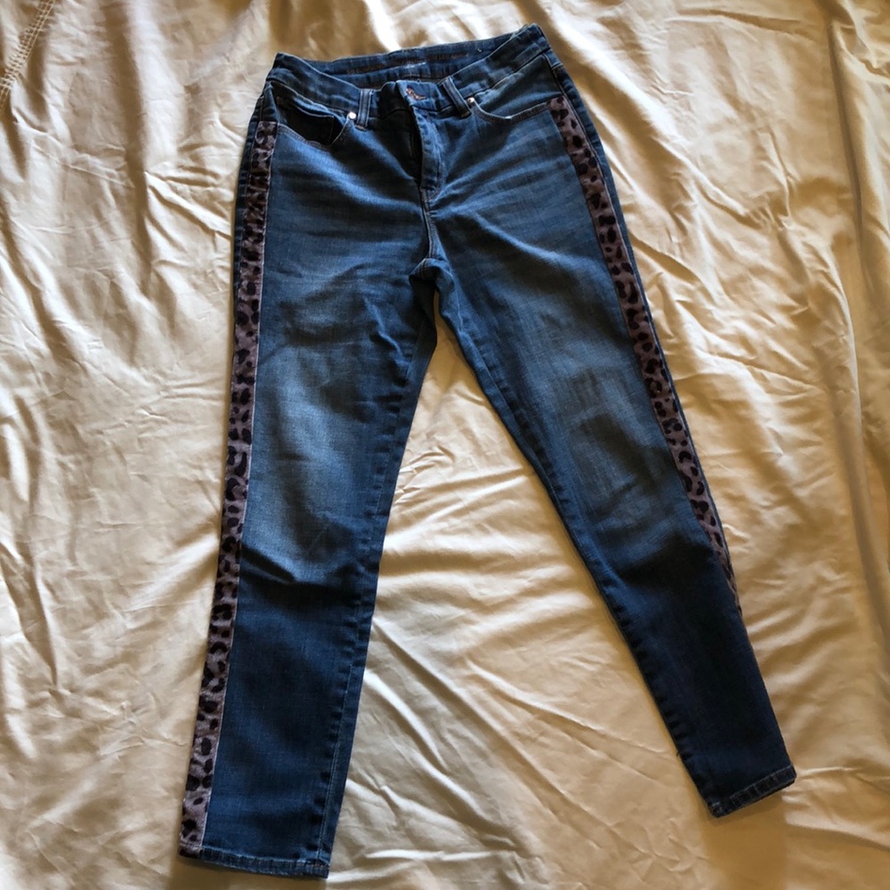 Chico’s denim w leopard tuxedo stripe Capri
